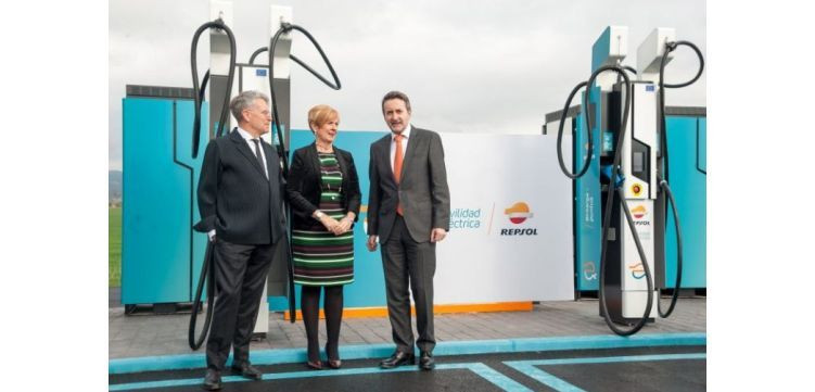 Repsol Inaugura En Lava El Primer Punto De Recarga Ultrarr Pida Para