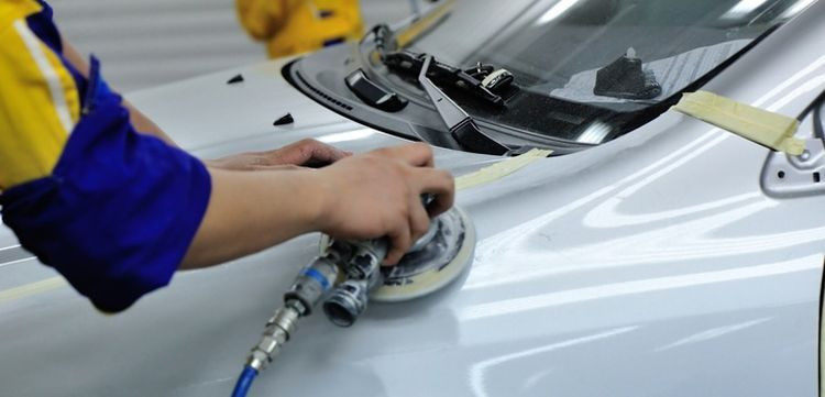 Cómo reparar la chapa del coche con masilla de aluminio