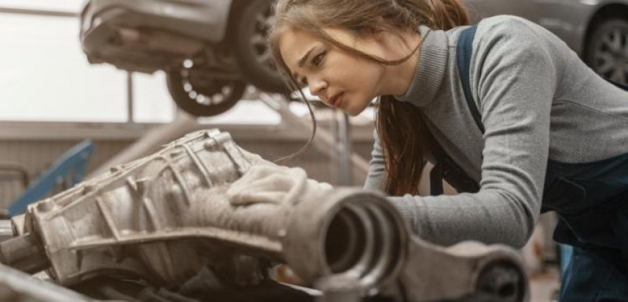 Sernauto mujer trabajando servicio coche