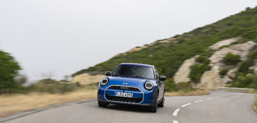 MINI Cooper 5 door road